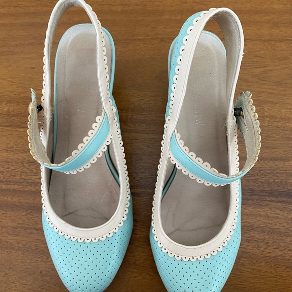 Vintage Heels with detailing - Picture 4 of 4